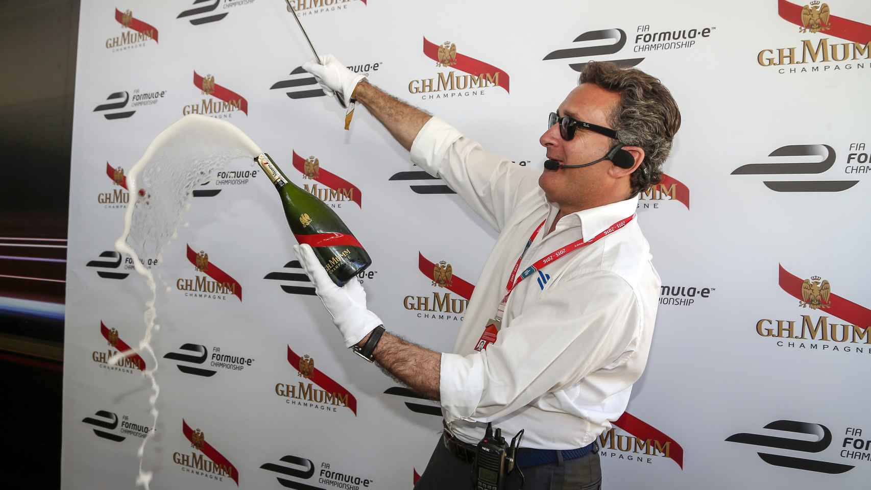 Alejandro Agag descorcha una botella de champán.