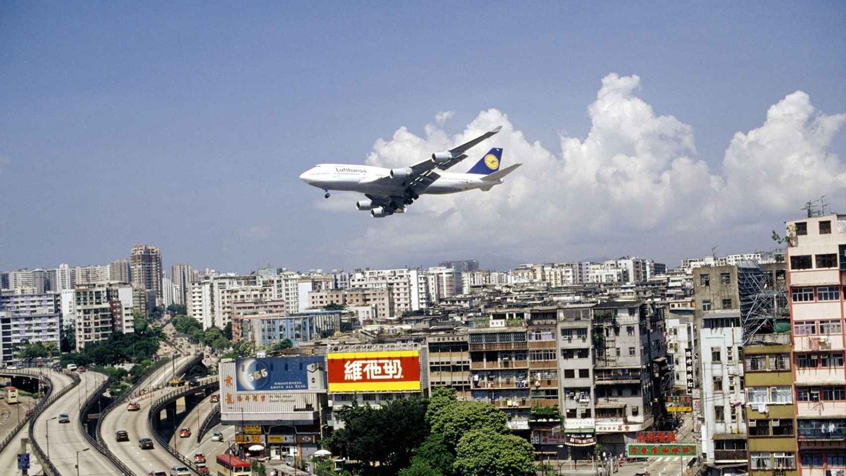 Boeing 747 de Lufthansa aterrizando en el antiguo aeropuerto Kai Tak de Hong Kong.