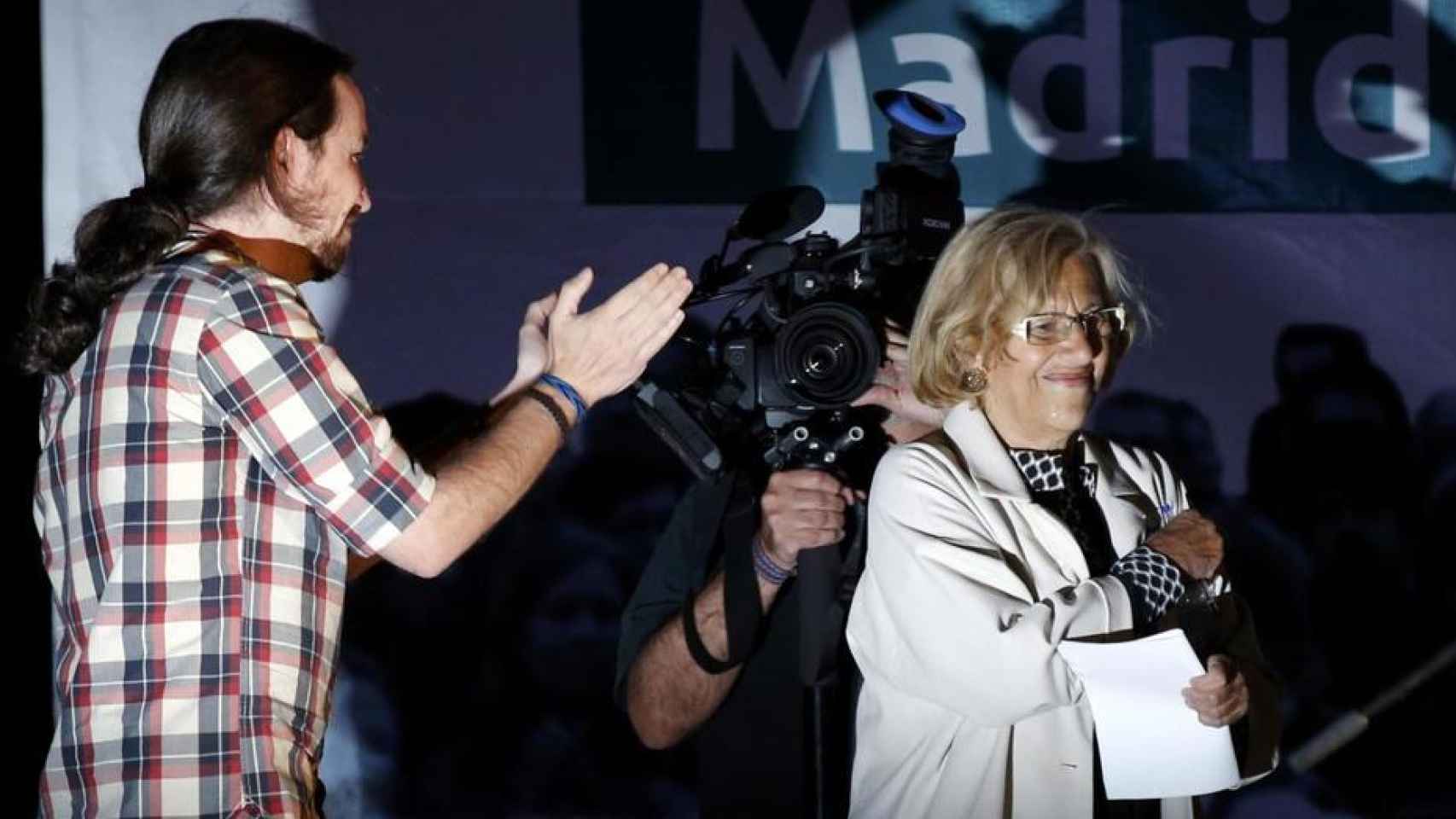 Pablo Iglesias aplaude a Manuela Carmena.
