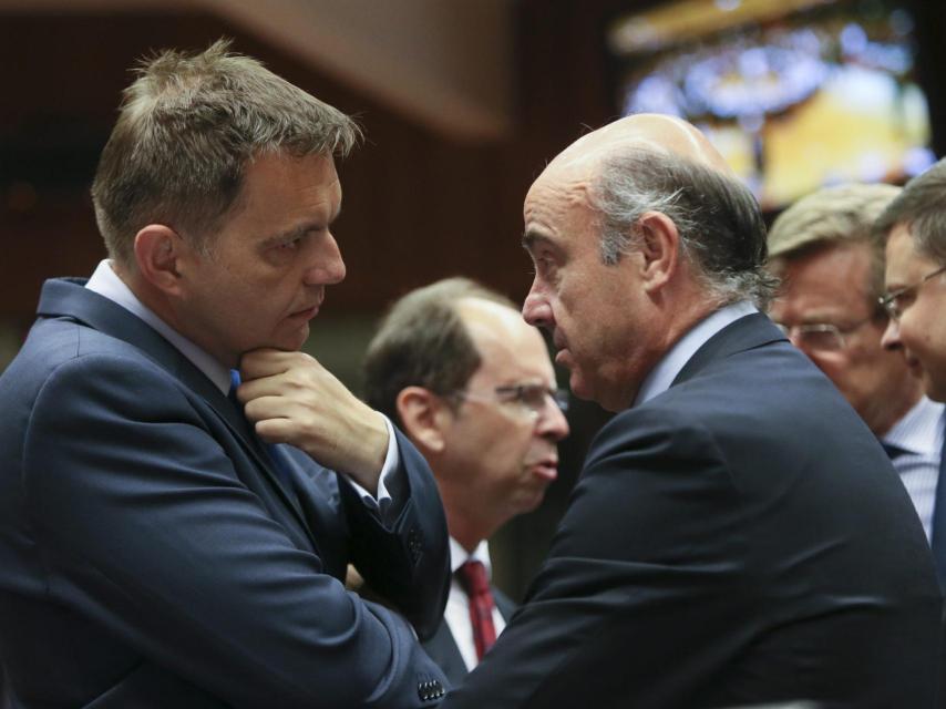 Guindos conversa con su posible rival para el Eurogrupo, Peter Kazimir