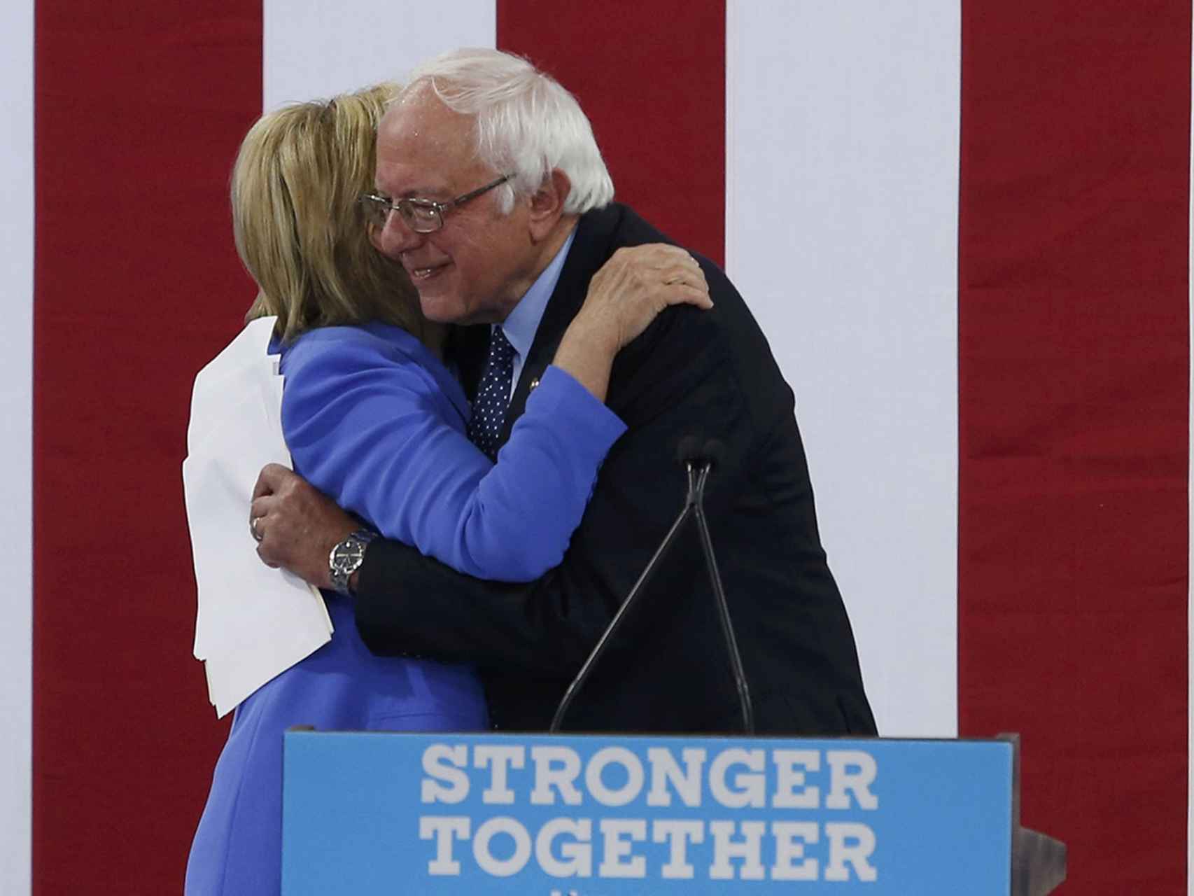 Clinton y Sanders se han abrazado en un acto en New Hampshire.