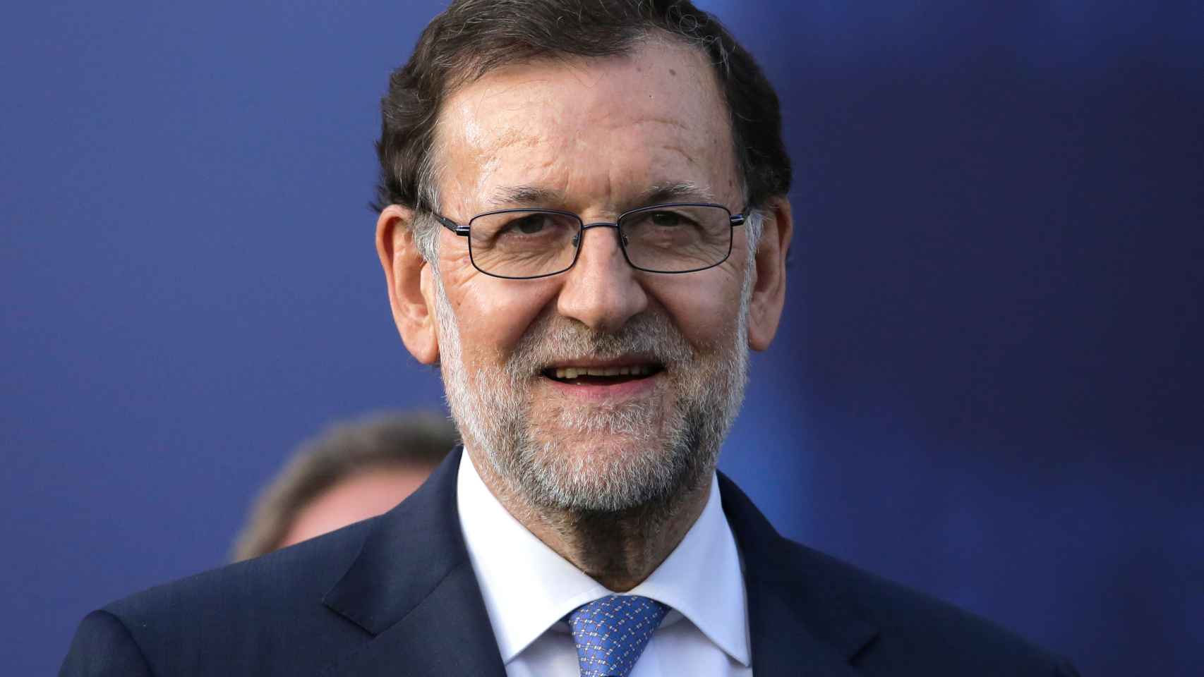 Un sonriente Mariano Rajoy que muestra con orgullo si pelo bicolor.