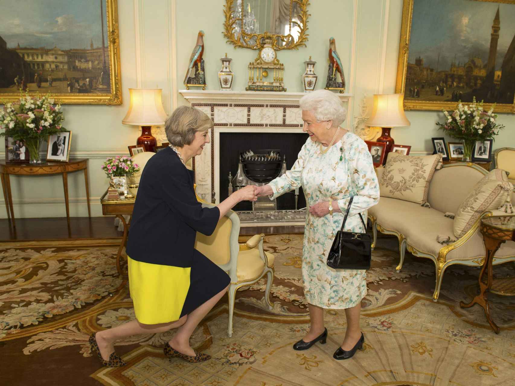 Theresa May con Isabel II para ser nombrada primera ministra de Reino Unido