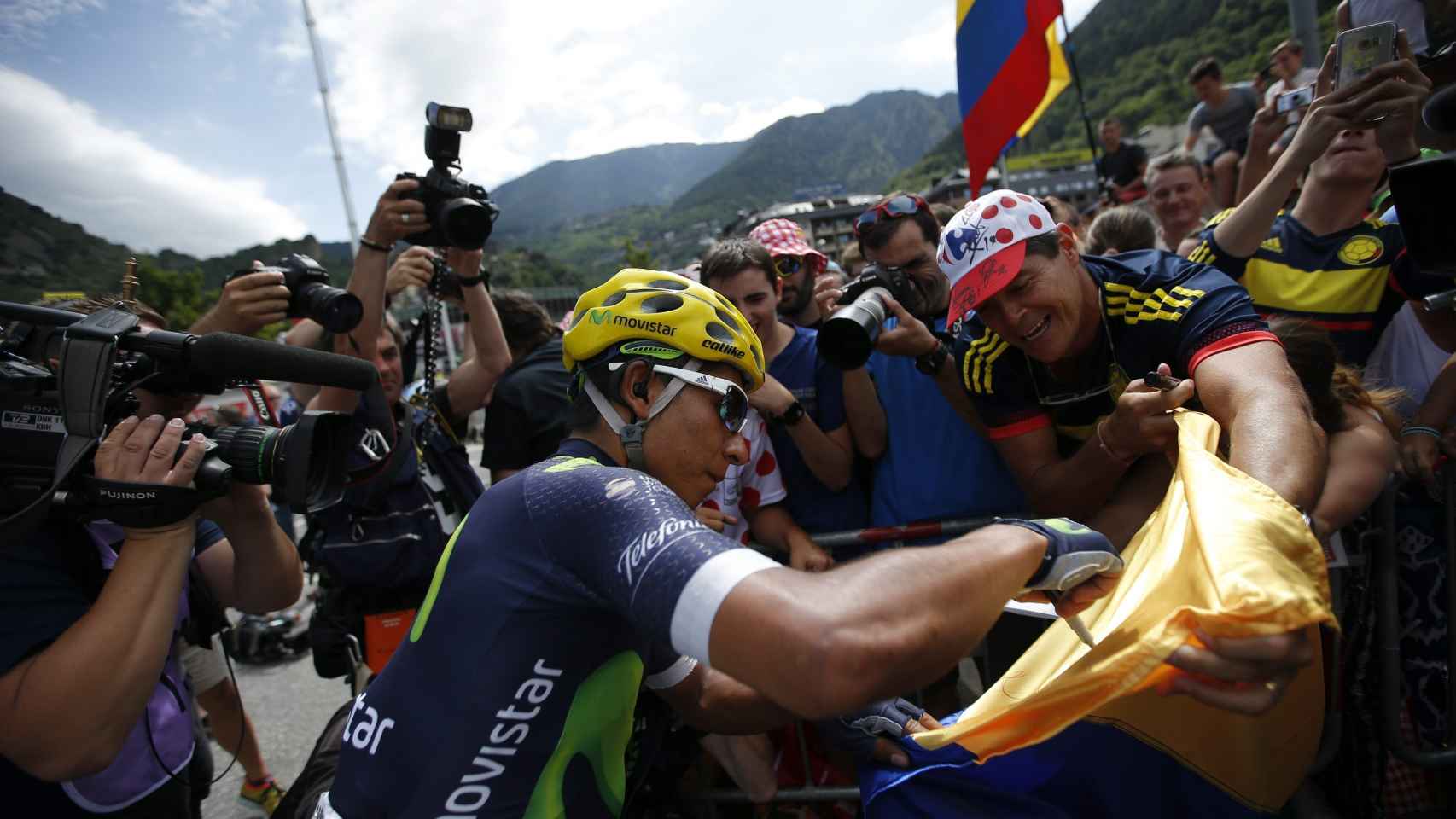 Nairo firma autógrafos a los aficionados colombianos en el Tour de Francia.