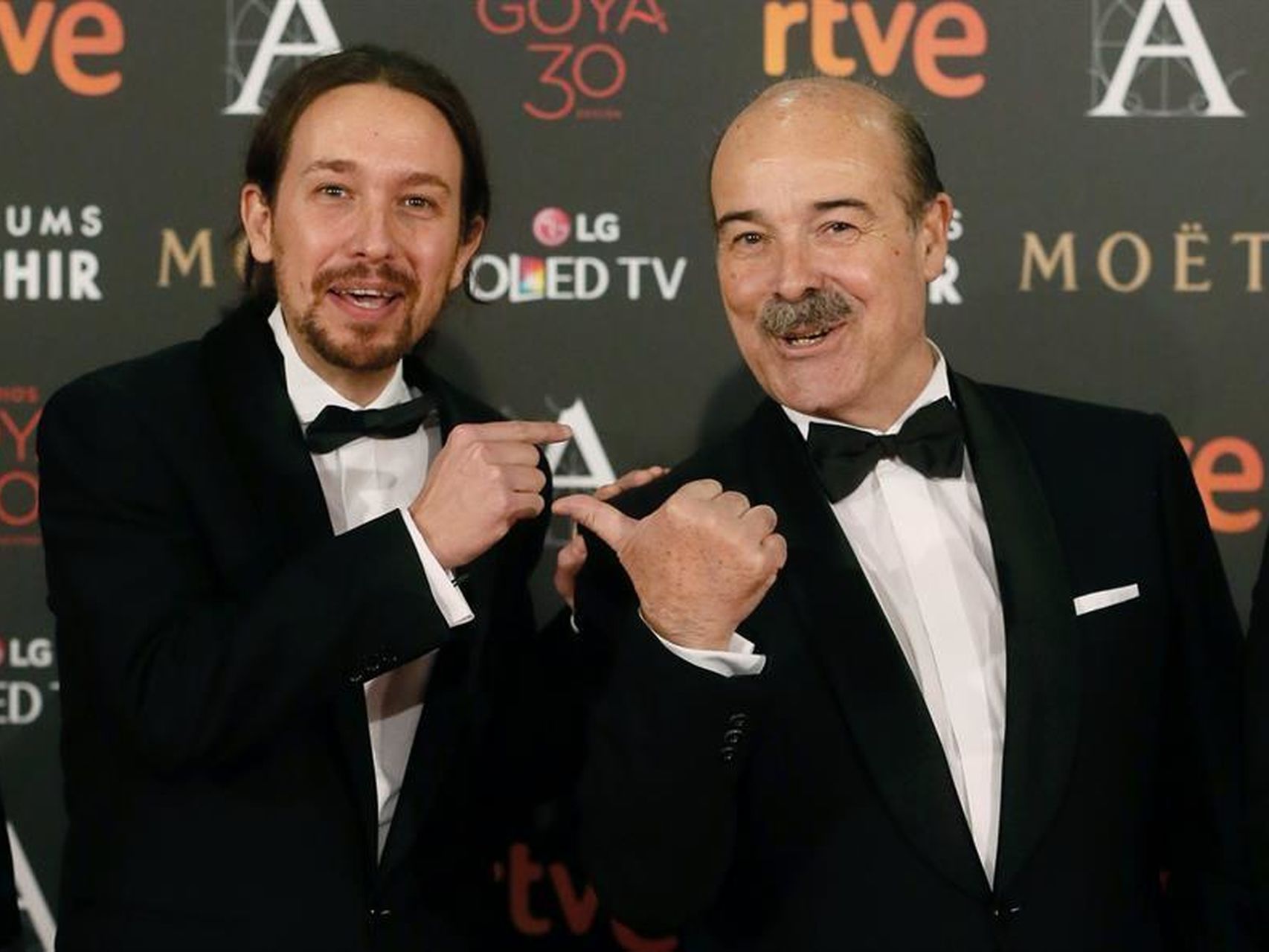 Antonio Resines junto a Pablo Iglesias en la gala de los Goya .