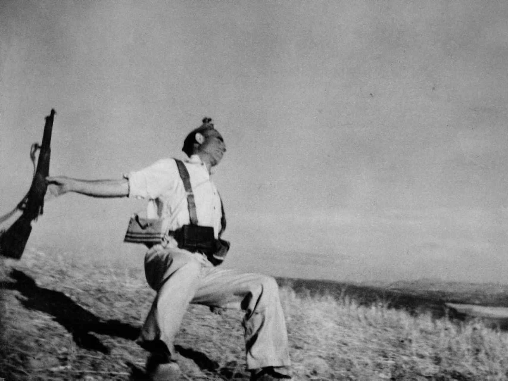 Fotografía Muerte de un miliciano, tomada en Espejo, en el frente de Córdoba, el 5 de septiembre de 1936. Robert Capa / Magnum Photos / Contacto