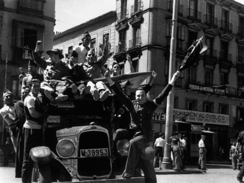 Madrid es una fiesta: existe la misma euforia beligerante que cuando se proclamó la República. Todos están convencidos, como lo estaban en el 98, de que la guerra la va a ganar el Gobierno y que va a ser breve. Robert Capa / Magnum Photos / Contacto