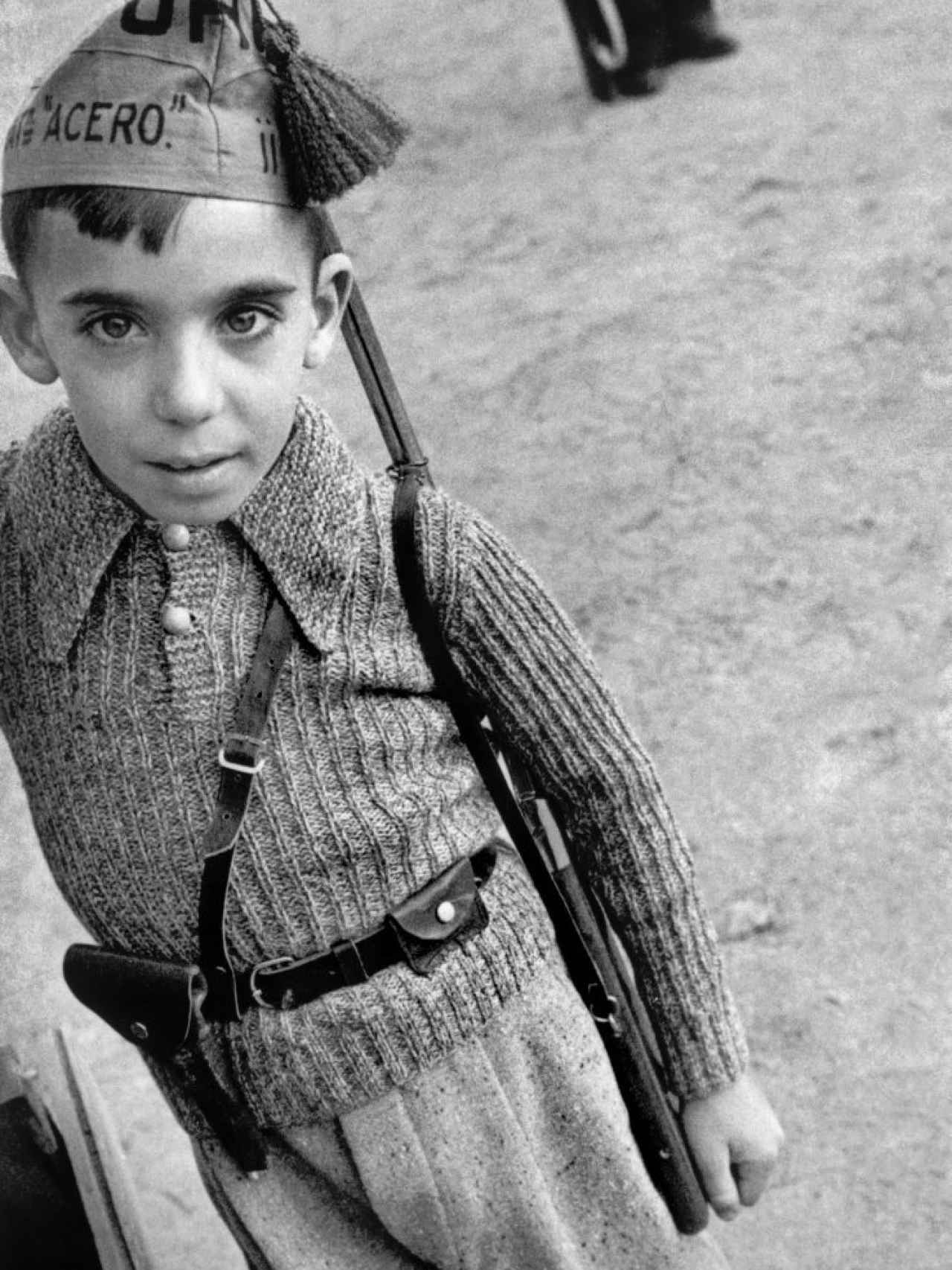 Un niño con una gorra que pertenece al Batallón de Acero, de la milicia anarquista Unión de los Hermanos Proletarios. David Seymour / Magnum Photos / Contacto