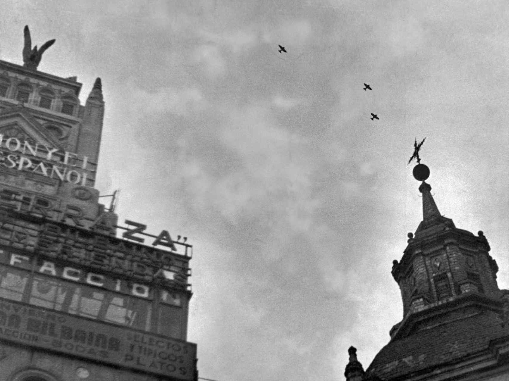 La ofensiva nacionalista en Madrid duró desde noviembre de 1936 a febrero de 1937, y fue uno de los episodios más atroces de la guerra. Durante este periodo Italia y Alemania ayudaron al bando nacional, y la URSS al Gobierno del Frente Popular. Robert Capa / Magnum Photos / Contacto