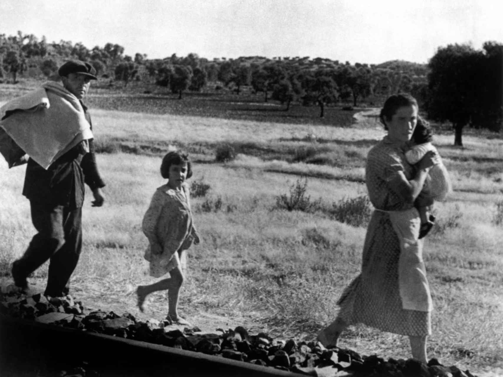 Imagen tomada en Cerro Muriano, Córdoba, el 5 de septiembre de 1936, que muestra a varios civiles huyendo. Robert Capa / Magnum Photos / Contacto