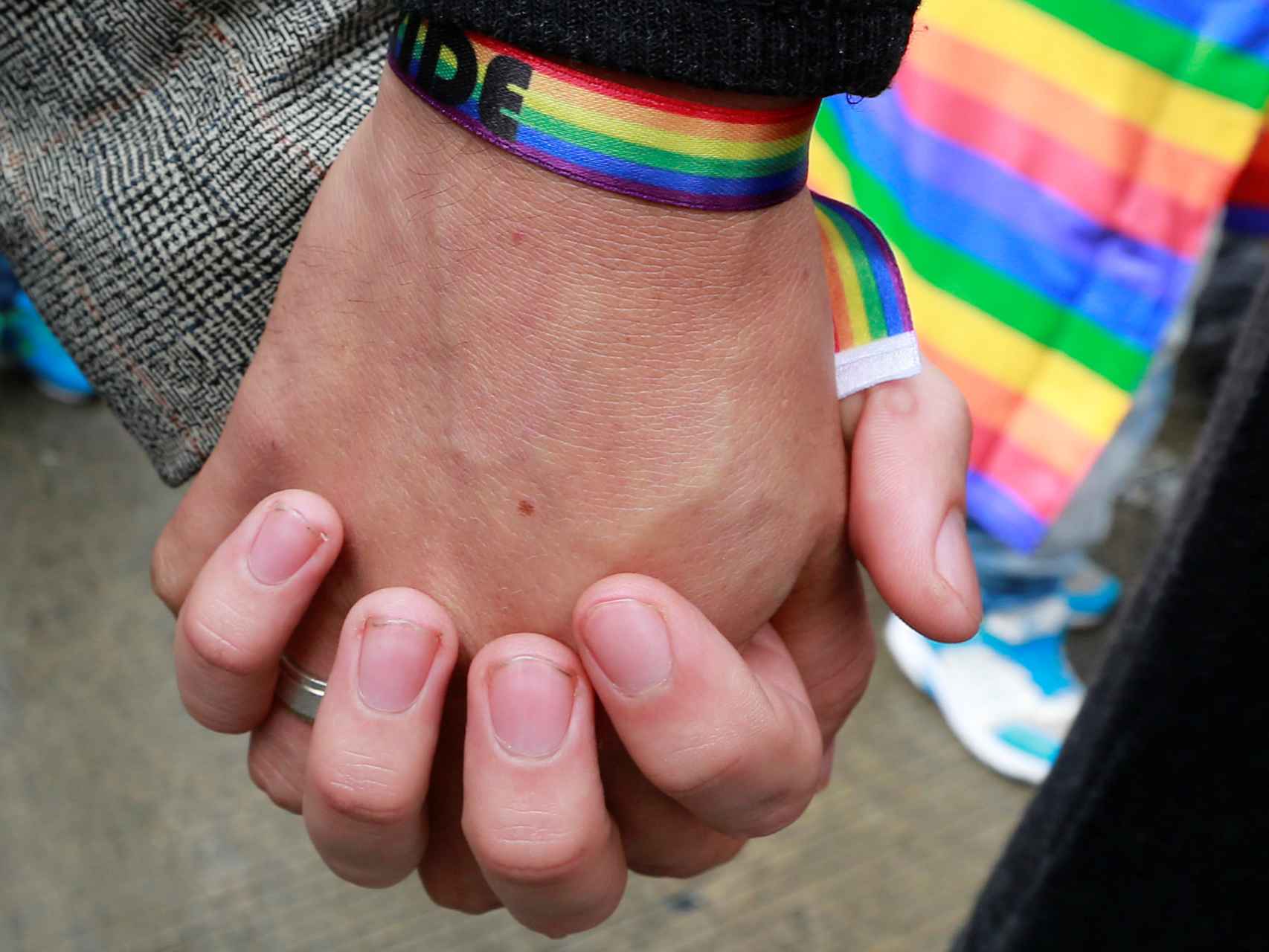 Una pareja de homosexuales se estrecha la mano en una manifestación en Colombia
