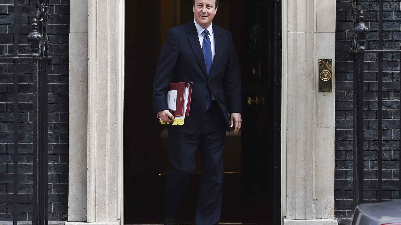 De mudanza y con público: así pasa Cameron sus últimas horas como primer ministro