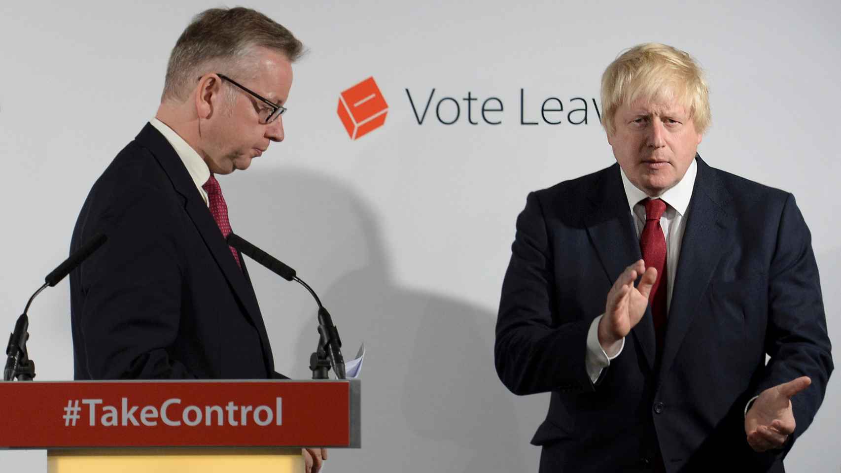 Boris Johnson aplaude una intervención de Michael Gove, Secretario de Justicia.