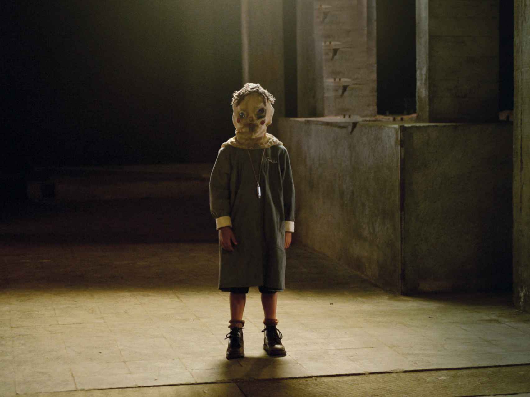 Fotograma de El orfanato, dirigida por Bayona y apadrinada por Guillermo del Toro.