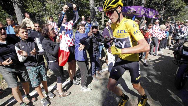 Froome subiendo el Mont Ventoux a pie.