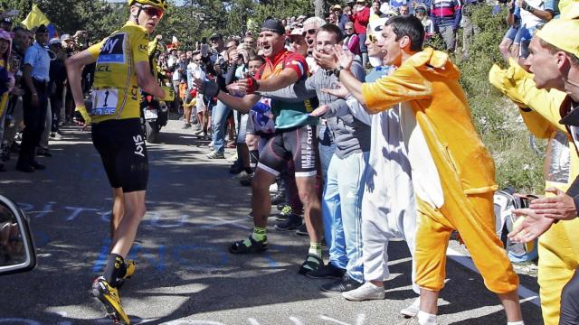 Chris Froome corre tras sufrir una caída en el Tour de Francia.