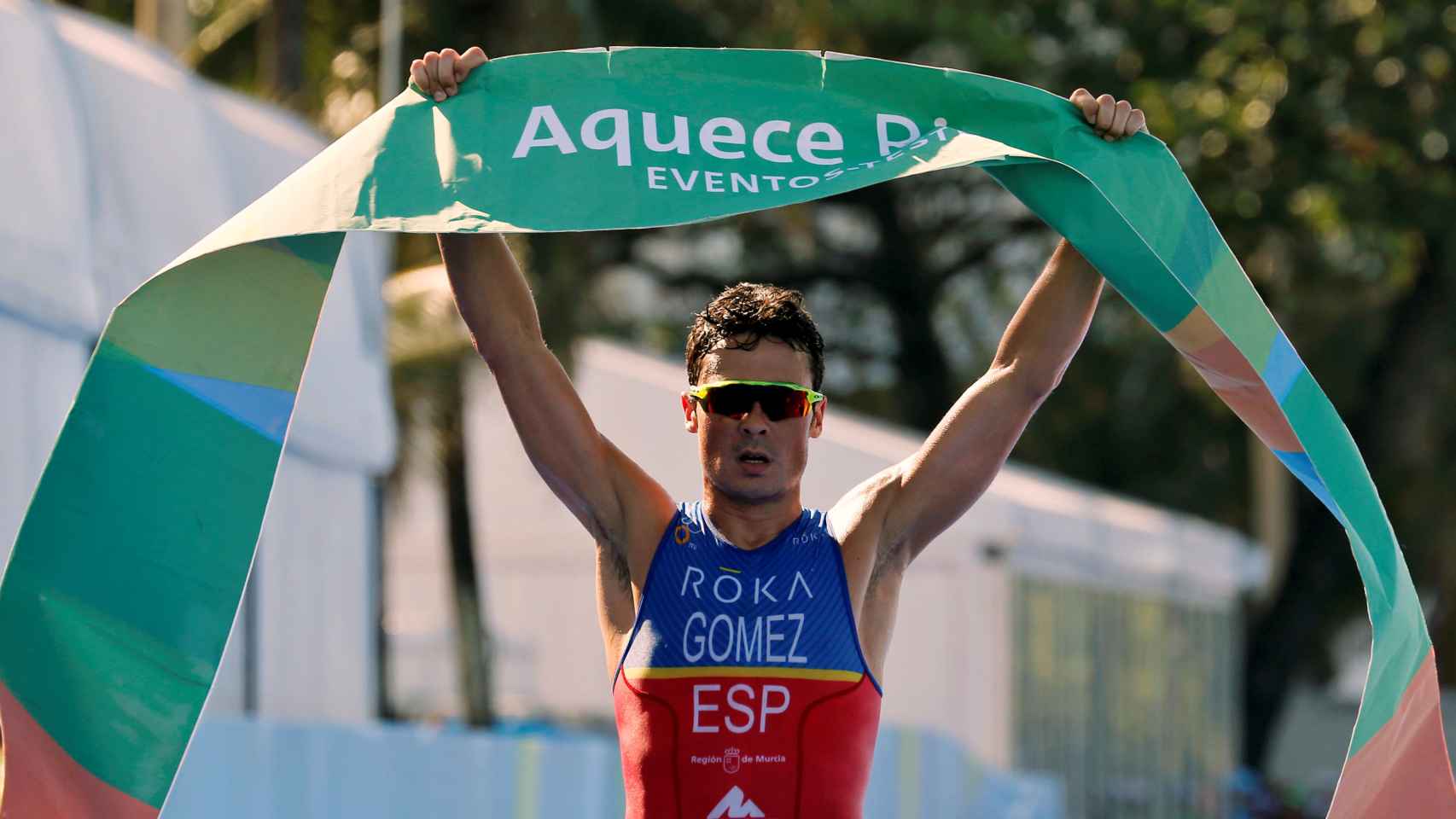 Gómez Noya, tras romperse un brazo, no estará en la cita olímpica.