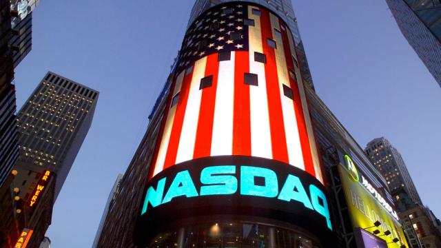 Un rótulo del mercado tecnológico Nasdaq en Times Square.