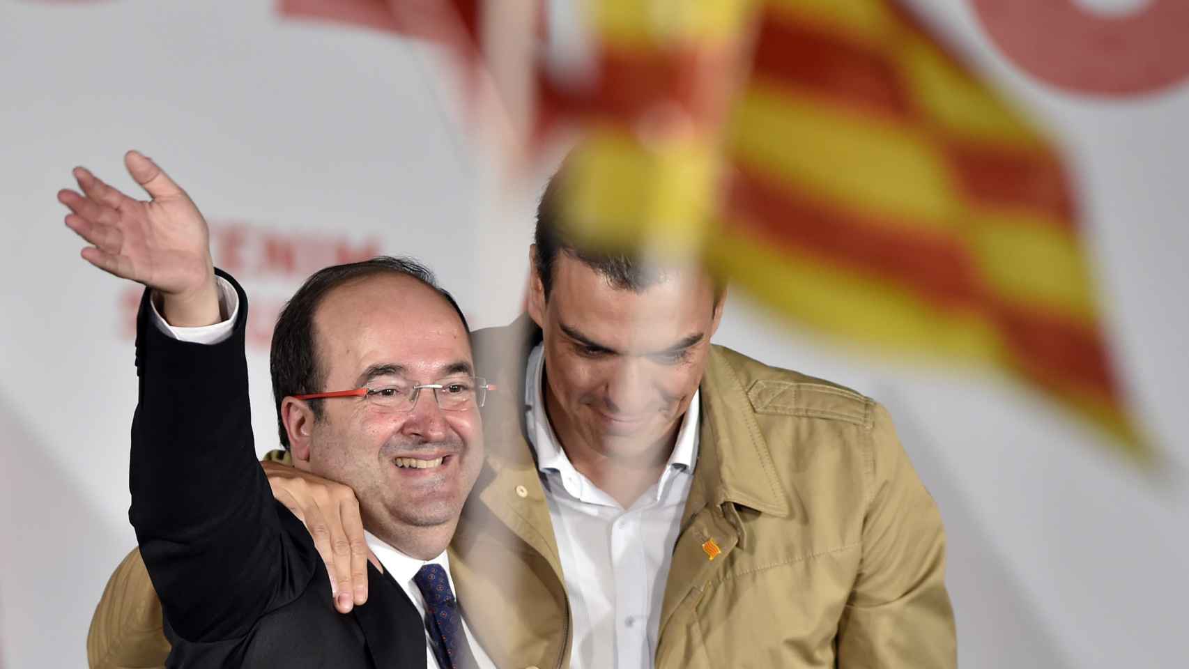 Sánchez, con Miquel Iceta, uno de sus mayores aliados, en un mitin.