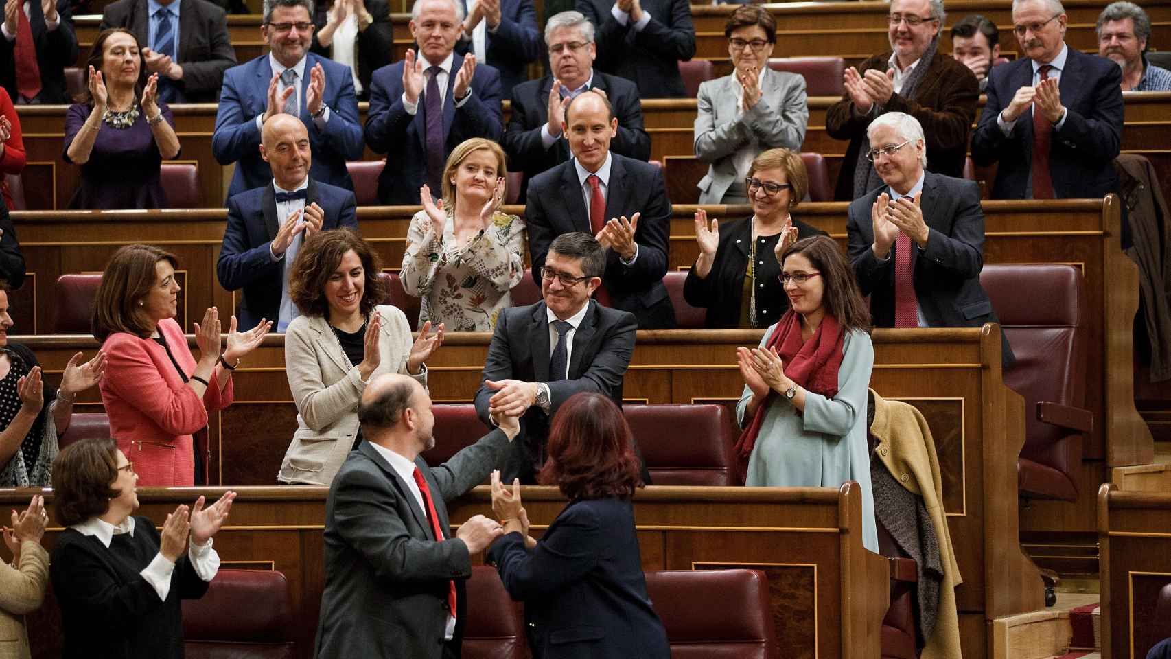 Patxi López recibe felicitaciones tras ser elegido como presidente.