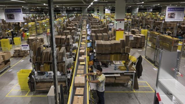 Interior de un almacén de Amazon.