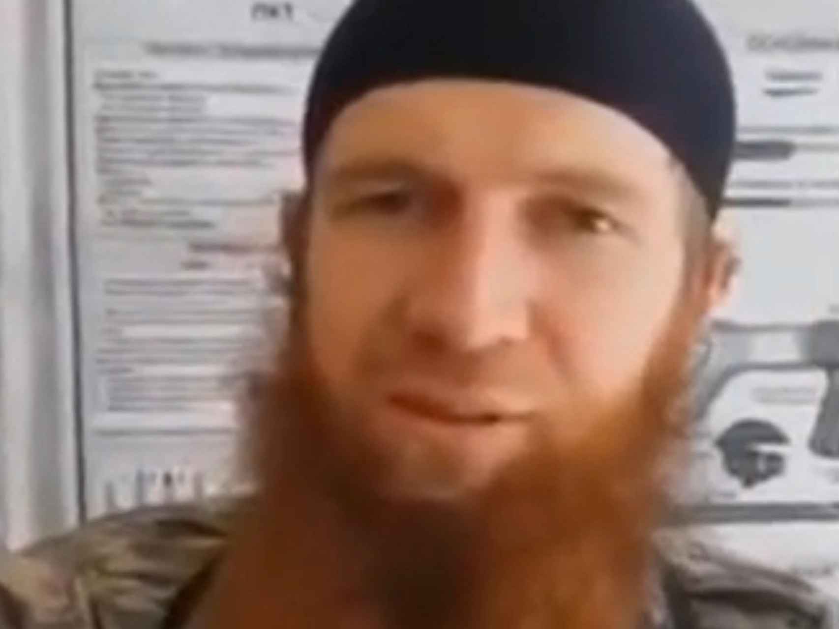 Hombre identificado como Al Shishani en un vídeo sin datar tomado por el grupo terrorista Estado Islámico.