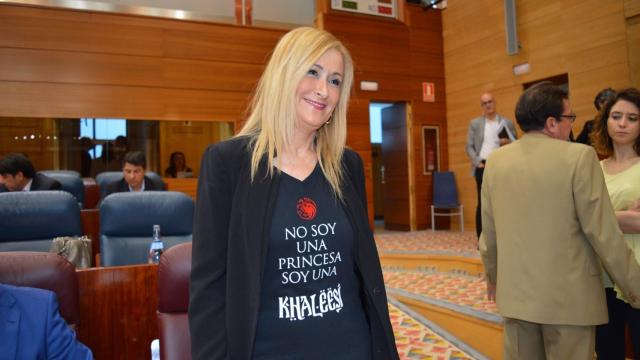 Cristina Cifuentes con la camiseta que ha lucido hoy en un acto en Madrid.