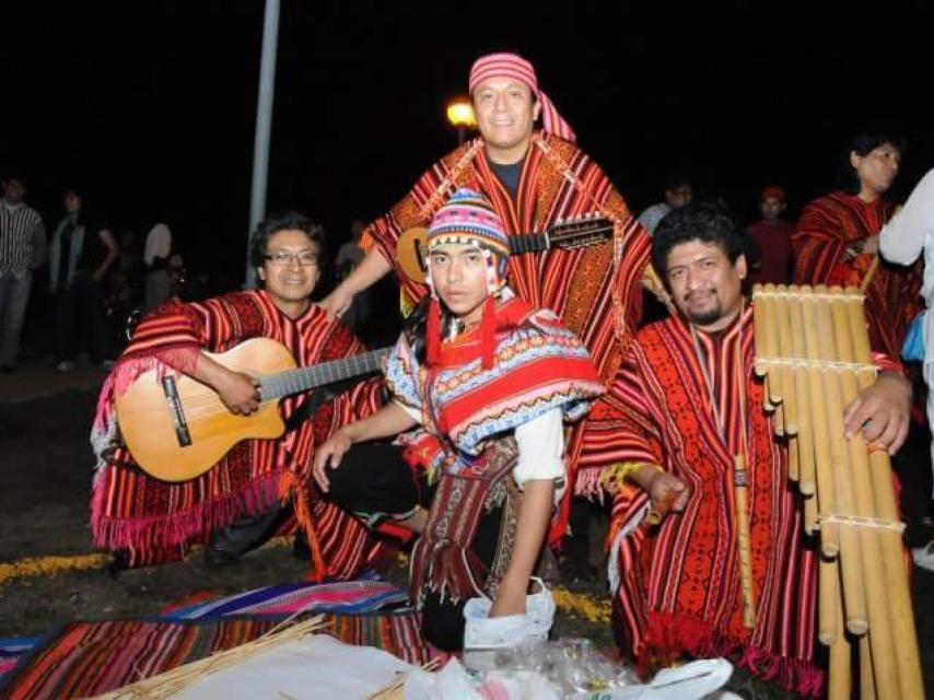 Germán Buenaño junto a su grupo de música peruana.
