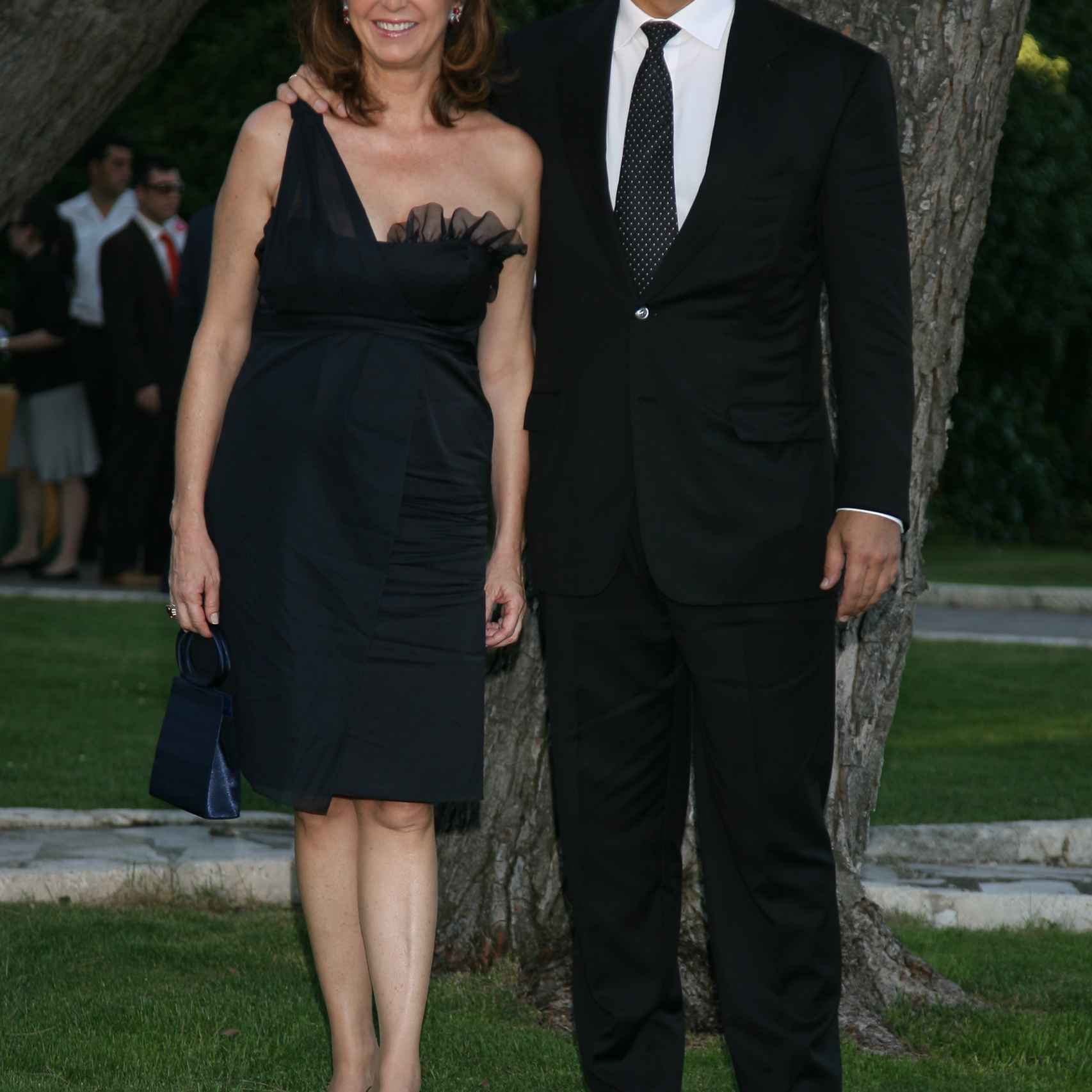 La madre del novio, Ana Rosa Quintana, junto a su marido, Juan Muñoz.