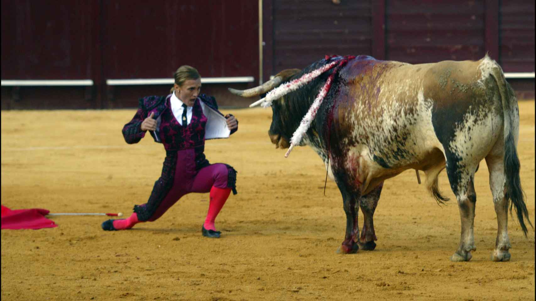 Cristina Sánchez en plena faena ante el toro.