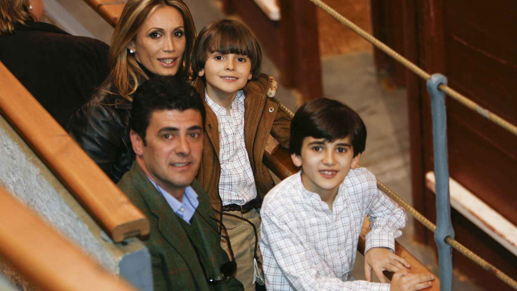 La torero con su marido, Alejandro Da Silva, y sus dos hijos.