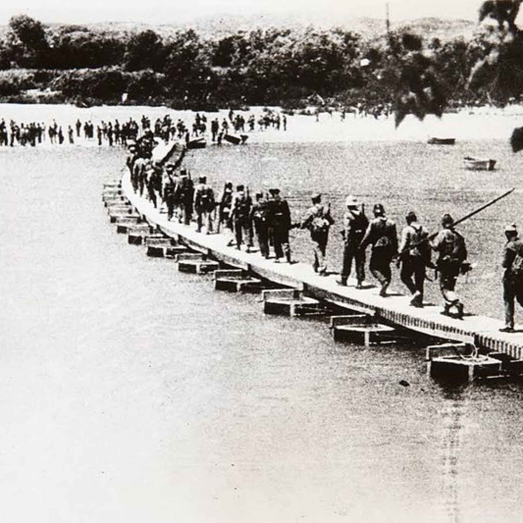 El ejército republicano cruza el río Ebro.