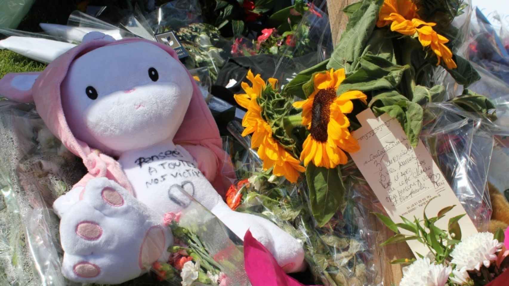 Un peluche, flores y mensajes de condolencias en el lugar del atentado.