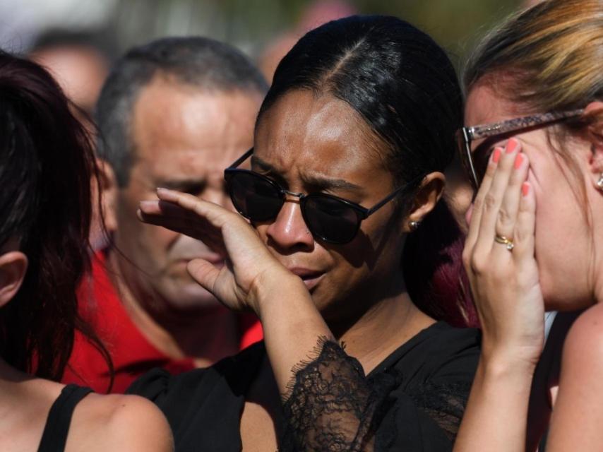 Dos mujeres no pueden aguantar las lágrimas en el Paseo de los Ingleses.