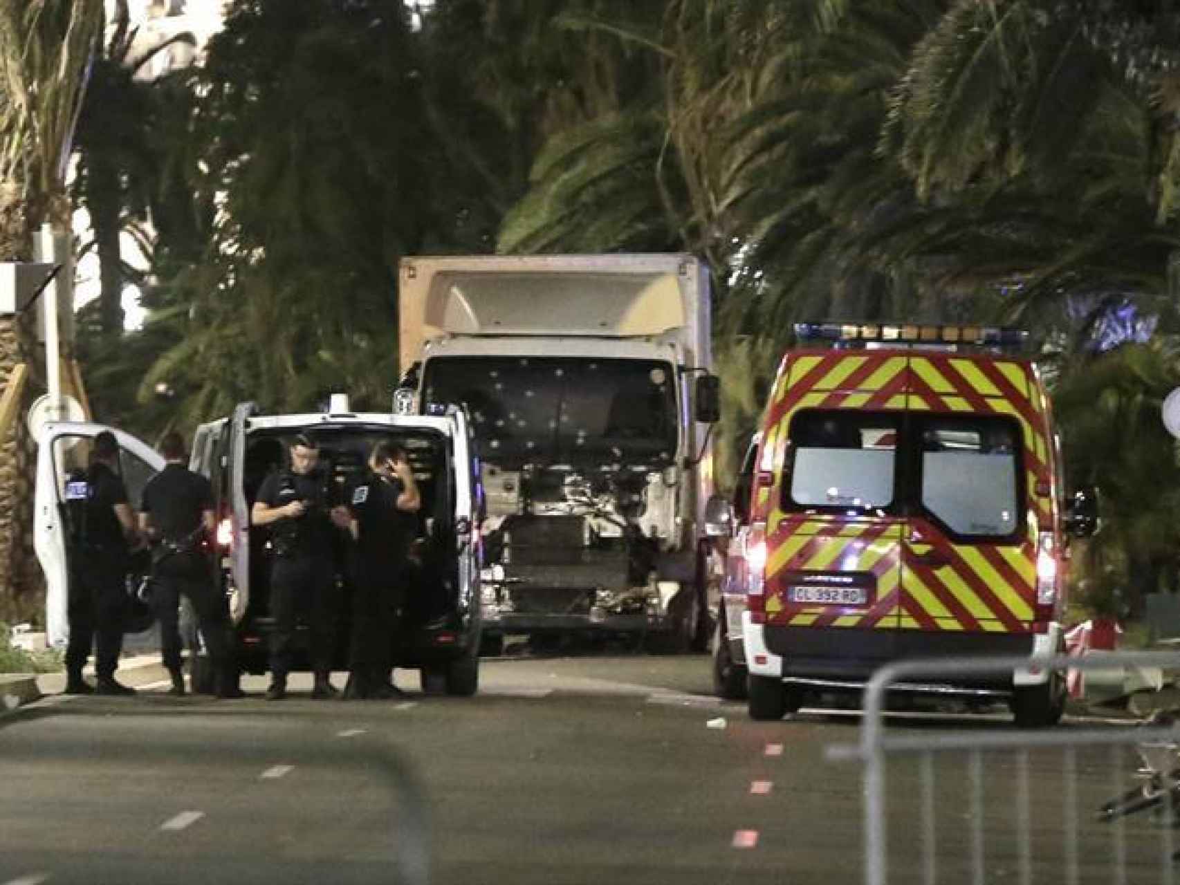 Policías junto al camión que provocó el atentadoen Niza/ Franck Fernandes/ EPA NICE MATIN MAXPPP