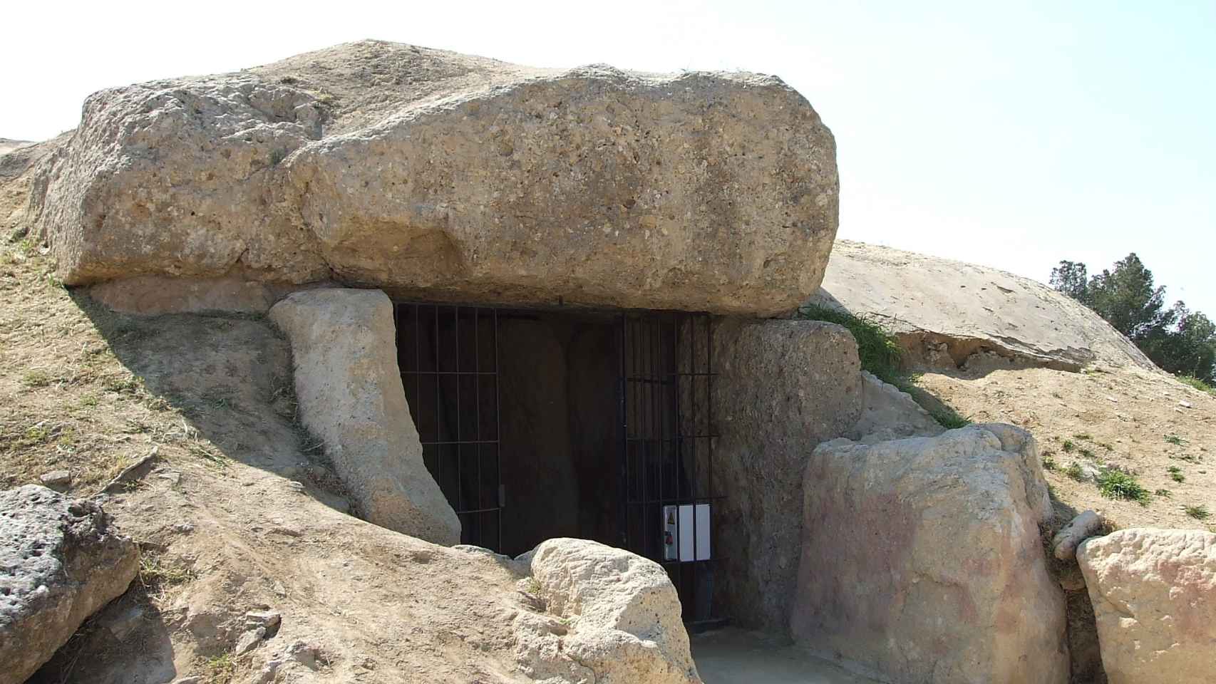 File:Entrada dolmen de Menga.