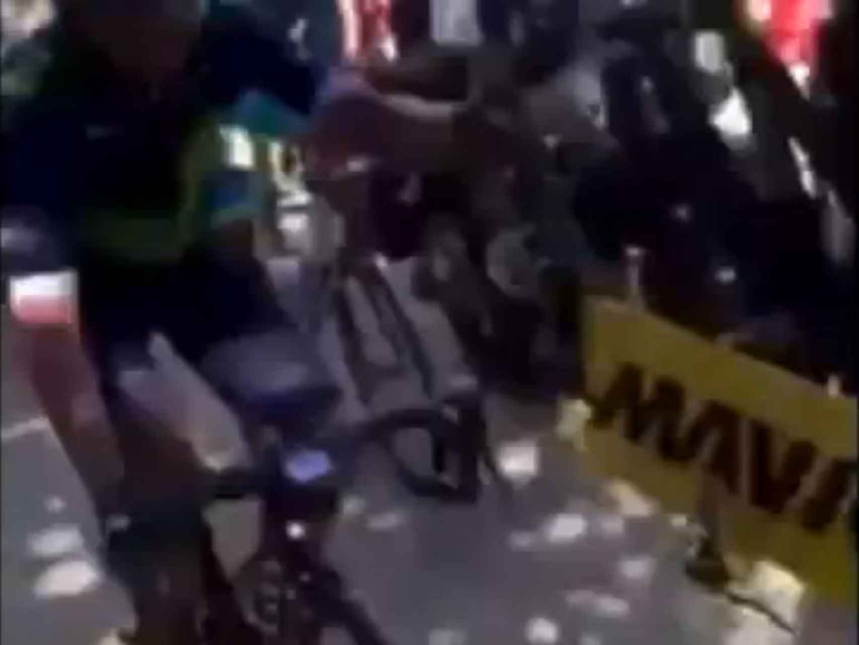 Nairo Quintana se agarró a una moto en el Mont Ventoux