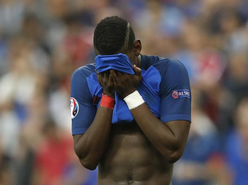 Pogba se lamenta tras perder la final ante Portugal.