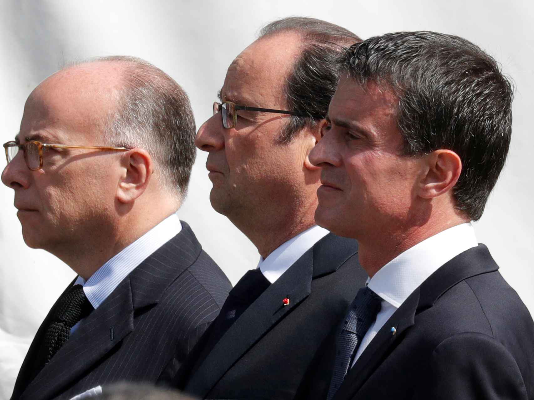 De izda. a dcha: Bernard Cazeneuve,  François Hollande y Manuel Valls.