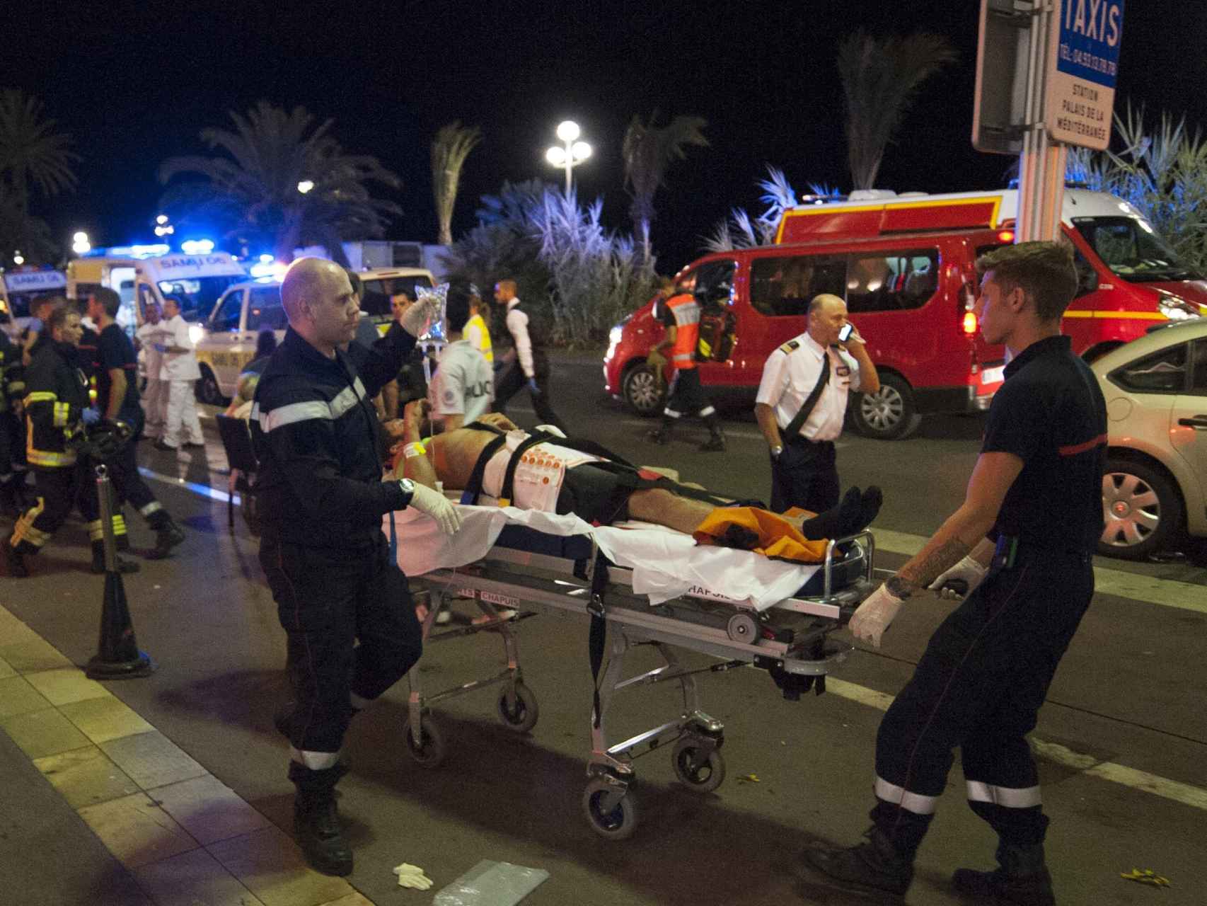 Los heridos son evacuados después de que un camión arrollara a la multitud en Niza.