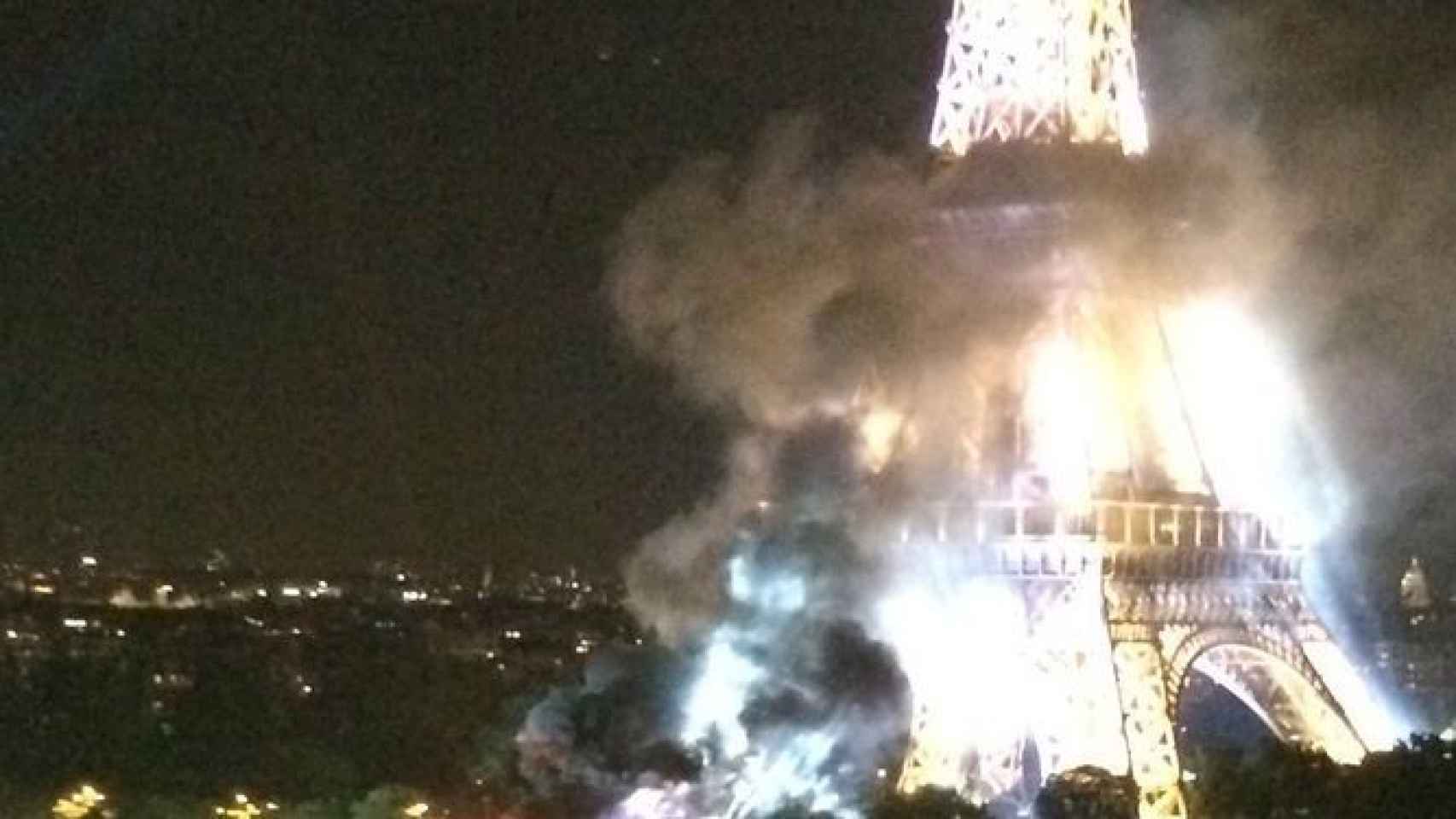 La Torre Eiffel envuelta en humo por un fuego en sus aledaños.