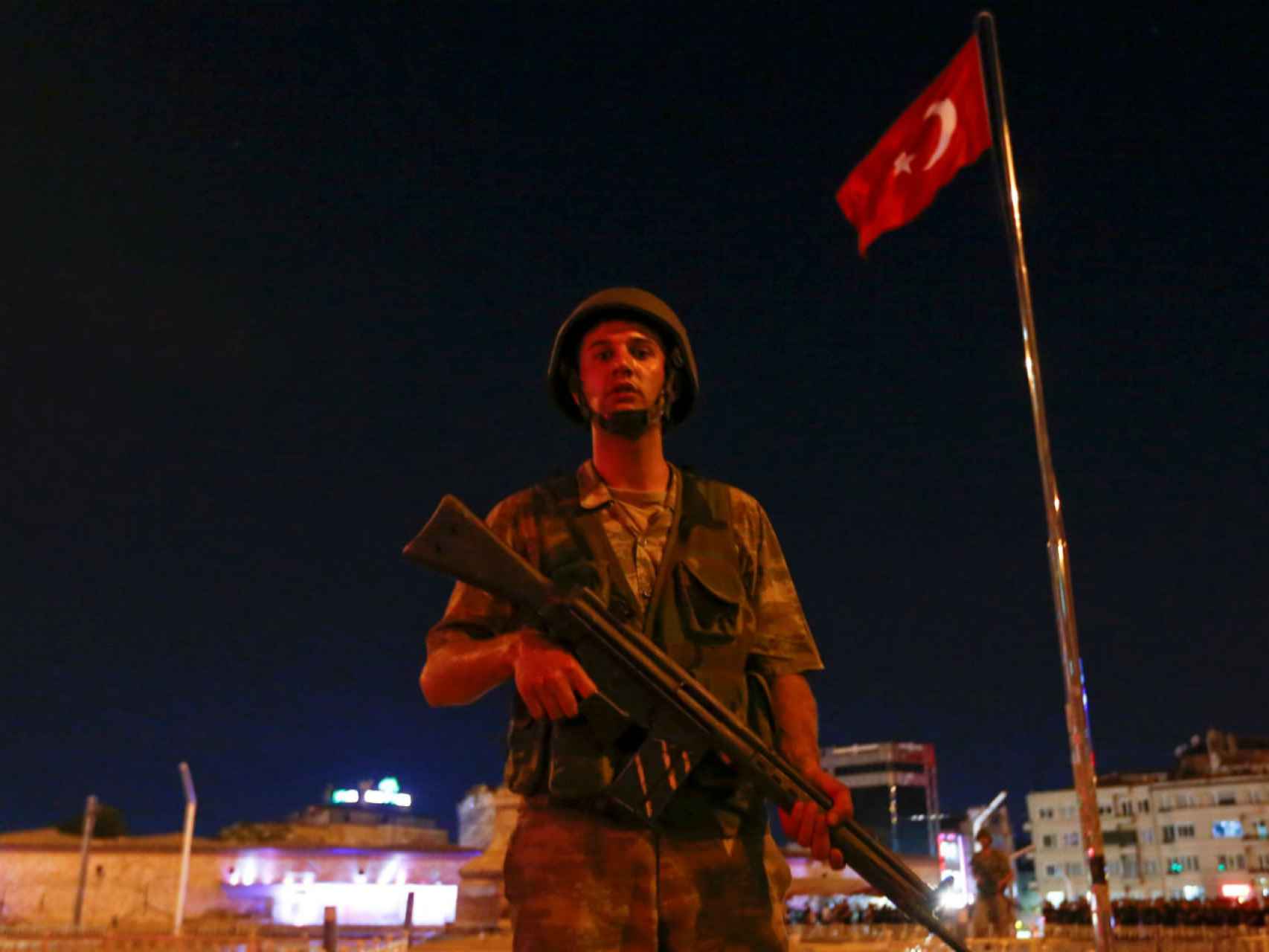 Un militar turco patrullando cerca de la plaza Taksim en Estambul.