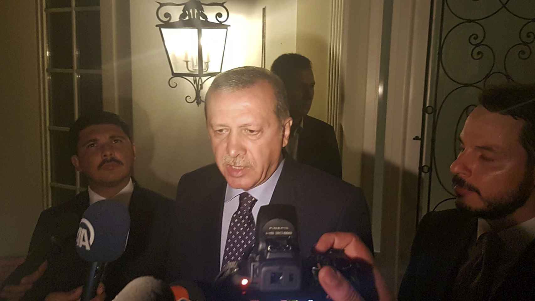 Erdogan habla con los medios tras conocer el golpe de Estado