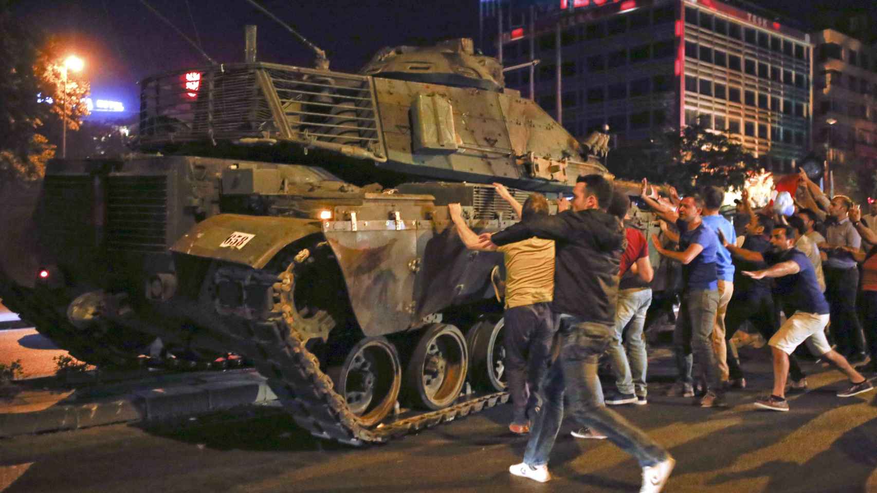 Manifestantes asaltan un tanque golpista en Ankara