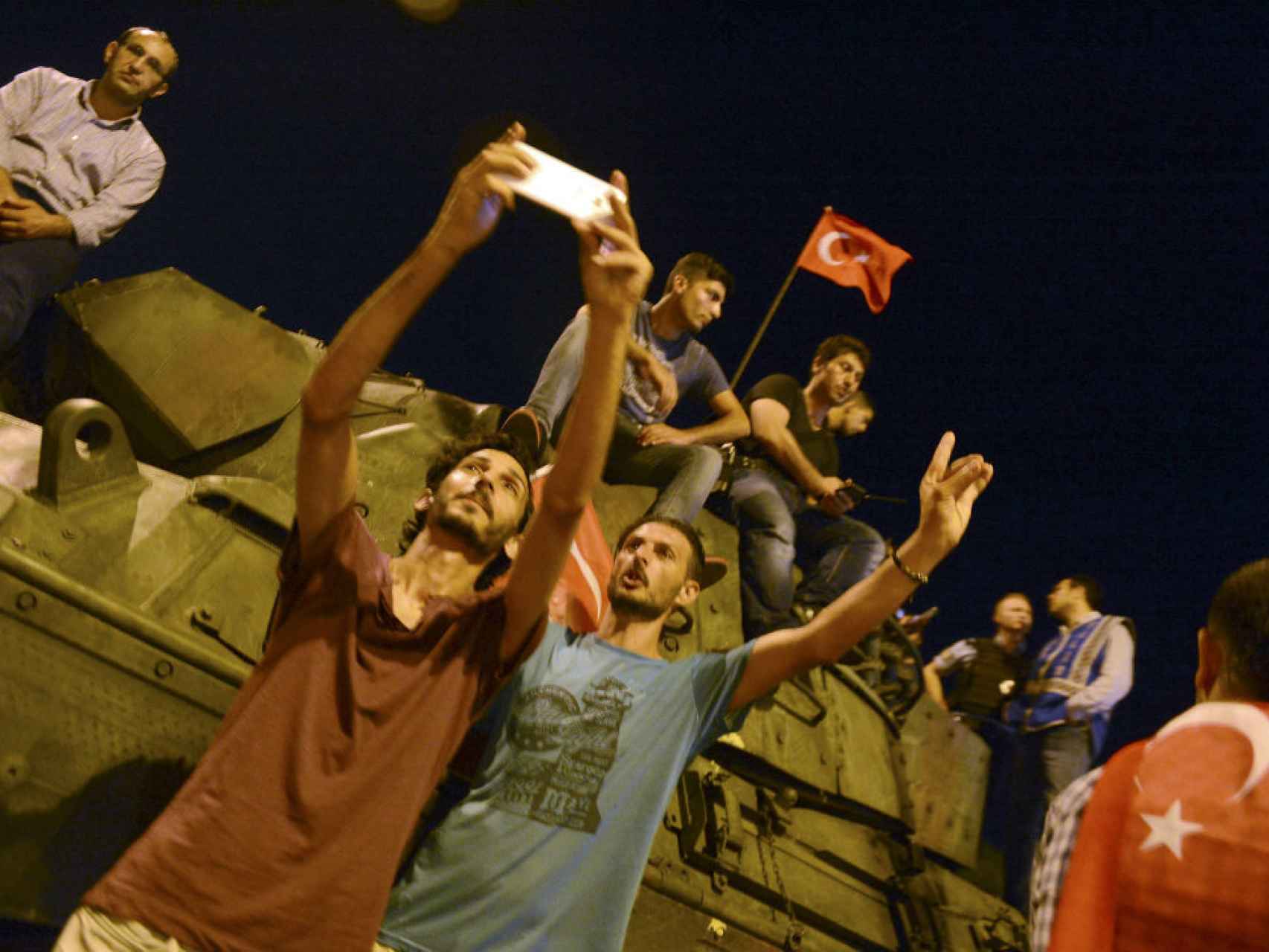 La policía turca acordona un vehículo militar en Ankara.