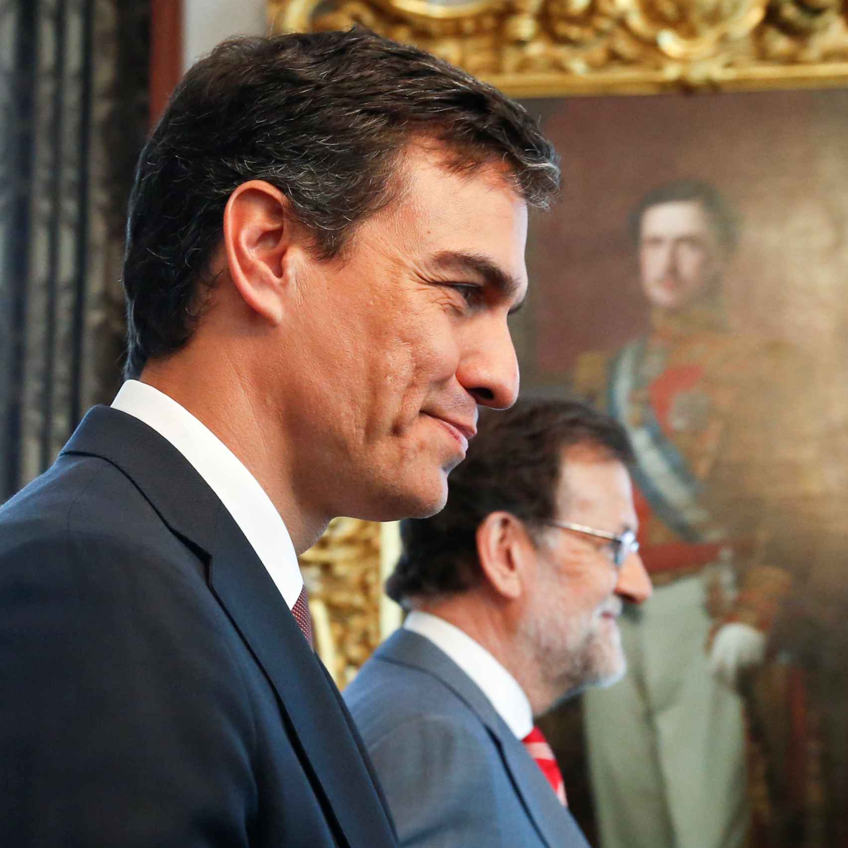 Pedro Sánchez y Mariano Rajoy este miércoles en el Congreso. Al fondo, un retrato de Francisco de Asís Borbón.