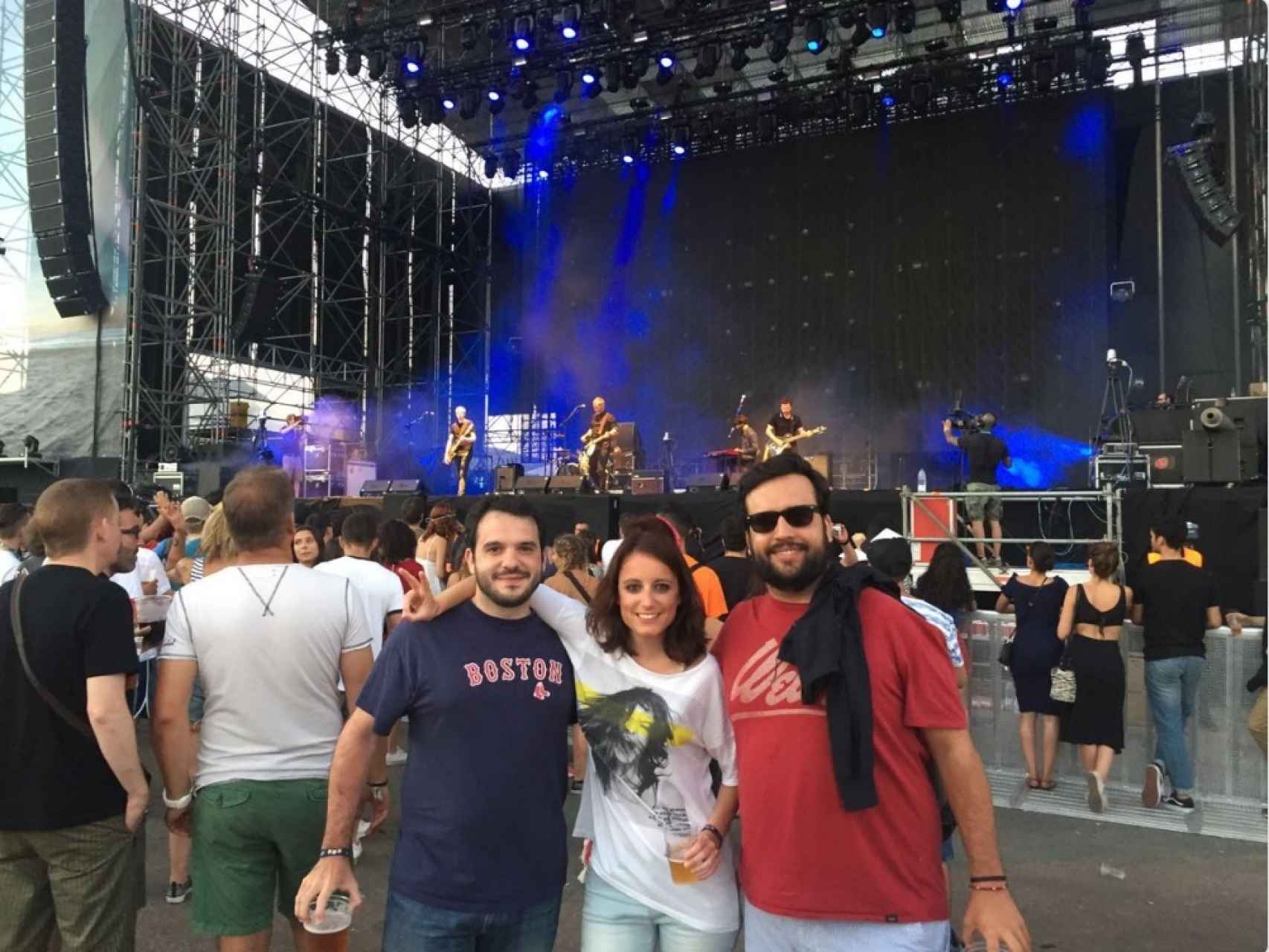 Levy con unos amigos en el concierto de La Habitación Roja en el FIB (Castellón)