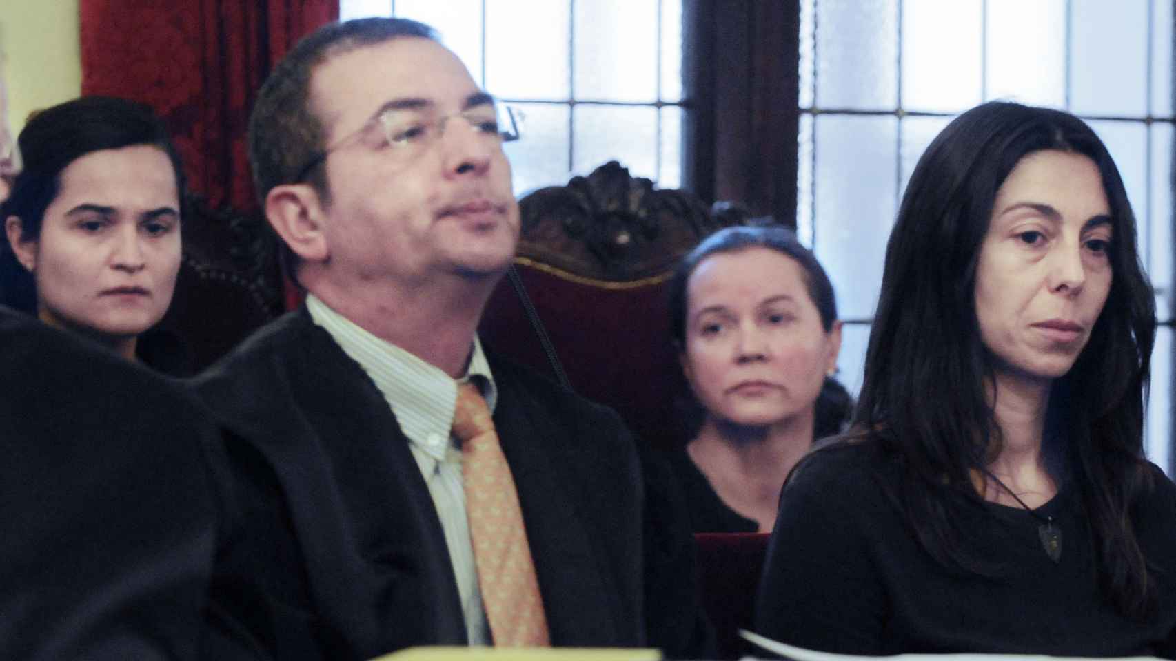 Triana Martínez (izquierda), su madre Montserrat González (segunda por la derecha), Raquel Gago (derecha) durante una sesión del juicio el 19 de enero en 2016.
