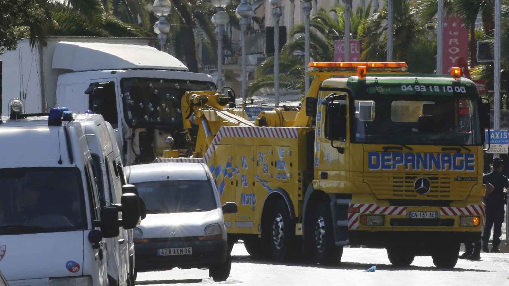 La grua arrastra al camión con el que se cometió el ataque de Niza