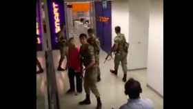 Trabajadores de la CNN expulsan a los soldados de su sede en Turquía